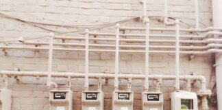 Jakie są podstawowe elementy instalacji elektrycznych i jak działa każdy z nich?