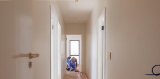 Malowanie a tapetowanie: Która opcja jest lepsza i dlaczego?