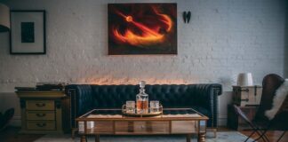 Tapetowanie w stylu vintage: Jak stworzyć rustykalny klimat w swoim domu?