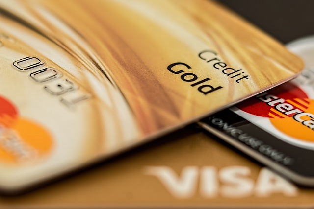 Czym się różni karta debit od Visa?